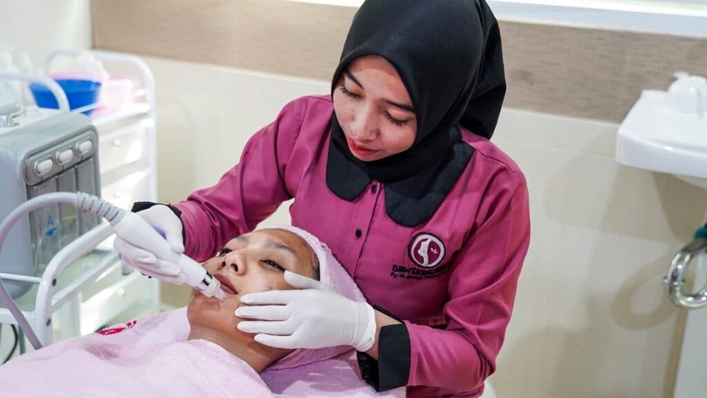 Ini Jenis Perawatan Wajah yang Bisa Atasi Kulit Berjerawat di Klinik Kecantikan